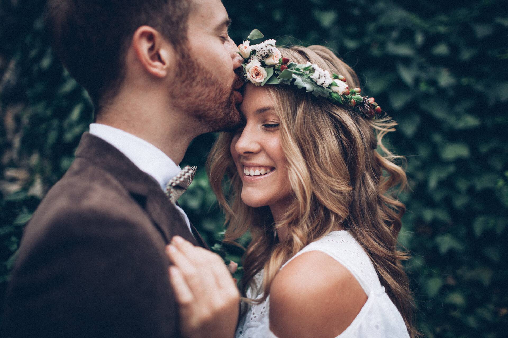 Wunderschönes Hochzeitspaar liegt sich in den Armen