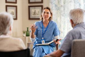 Krankenschwester erklärt und interagiert mit Senioren