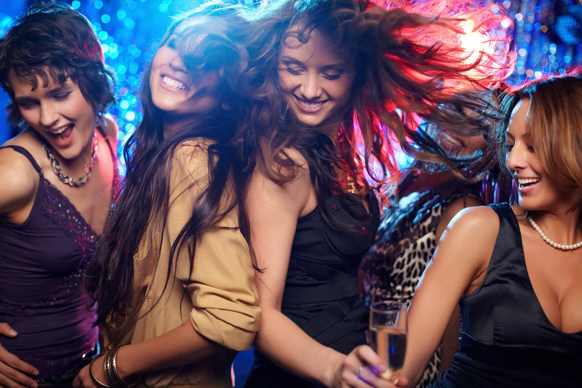 Junge Frauen haben Spaß beim Tanzen im Nachtclub