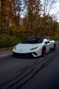Weißer Lamborghini tagsüber unterwegs