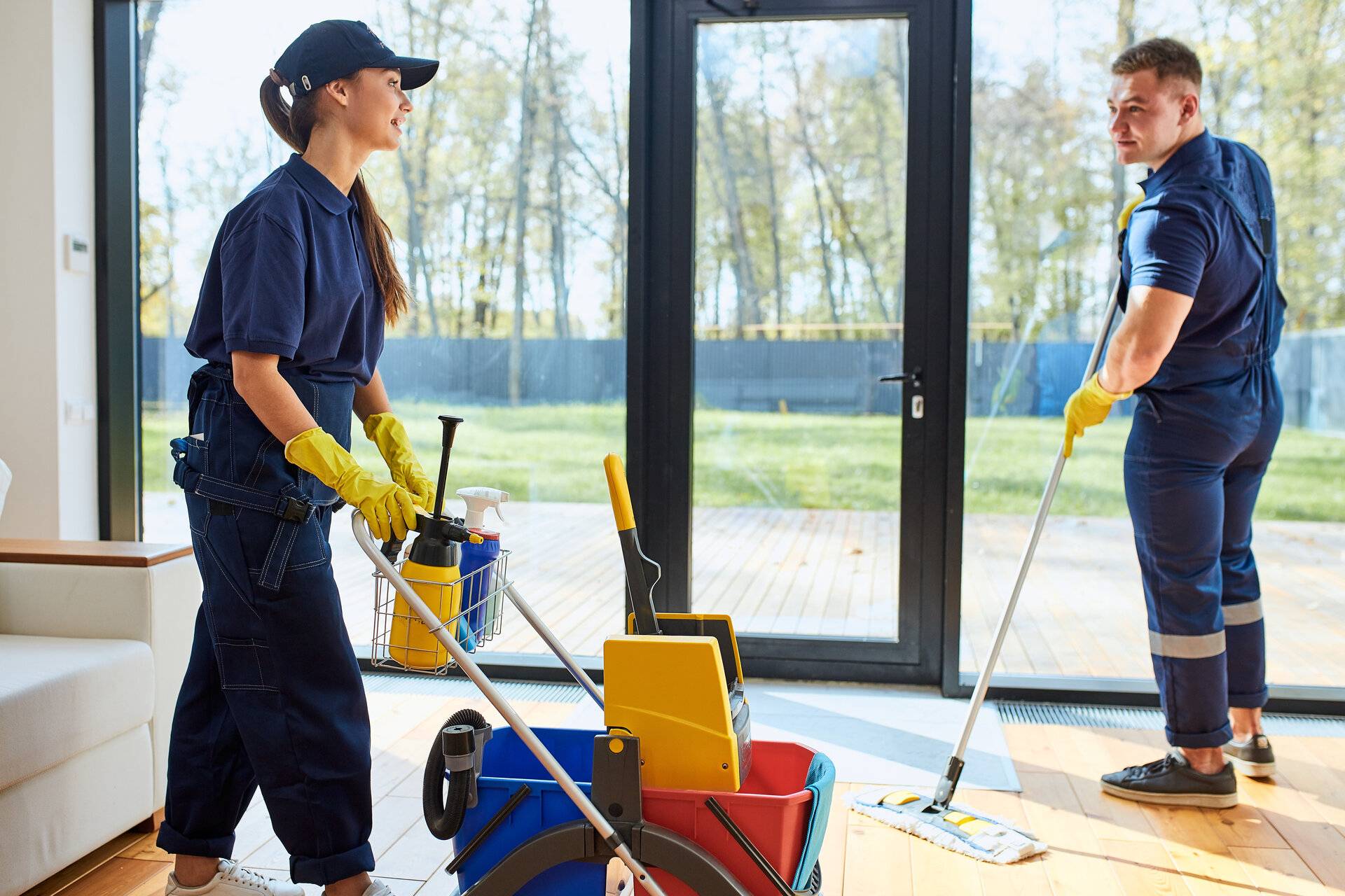 Zwei Reinigungskräfte arbeiten