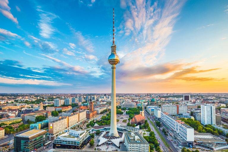 Berliner Skyline-Panorama mit Fernsehturm bei Sonnenuntergang, Deutschland