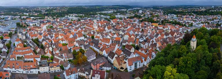 Luftaufnahme der Stadt Biberach in Deutschland an einem bewölkten Tag im Sommer