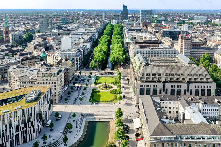 Königsallee in Düsseldorf aus der Vogelperspektive