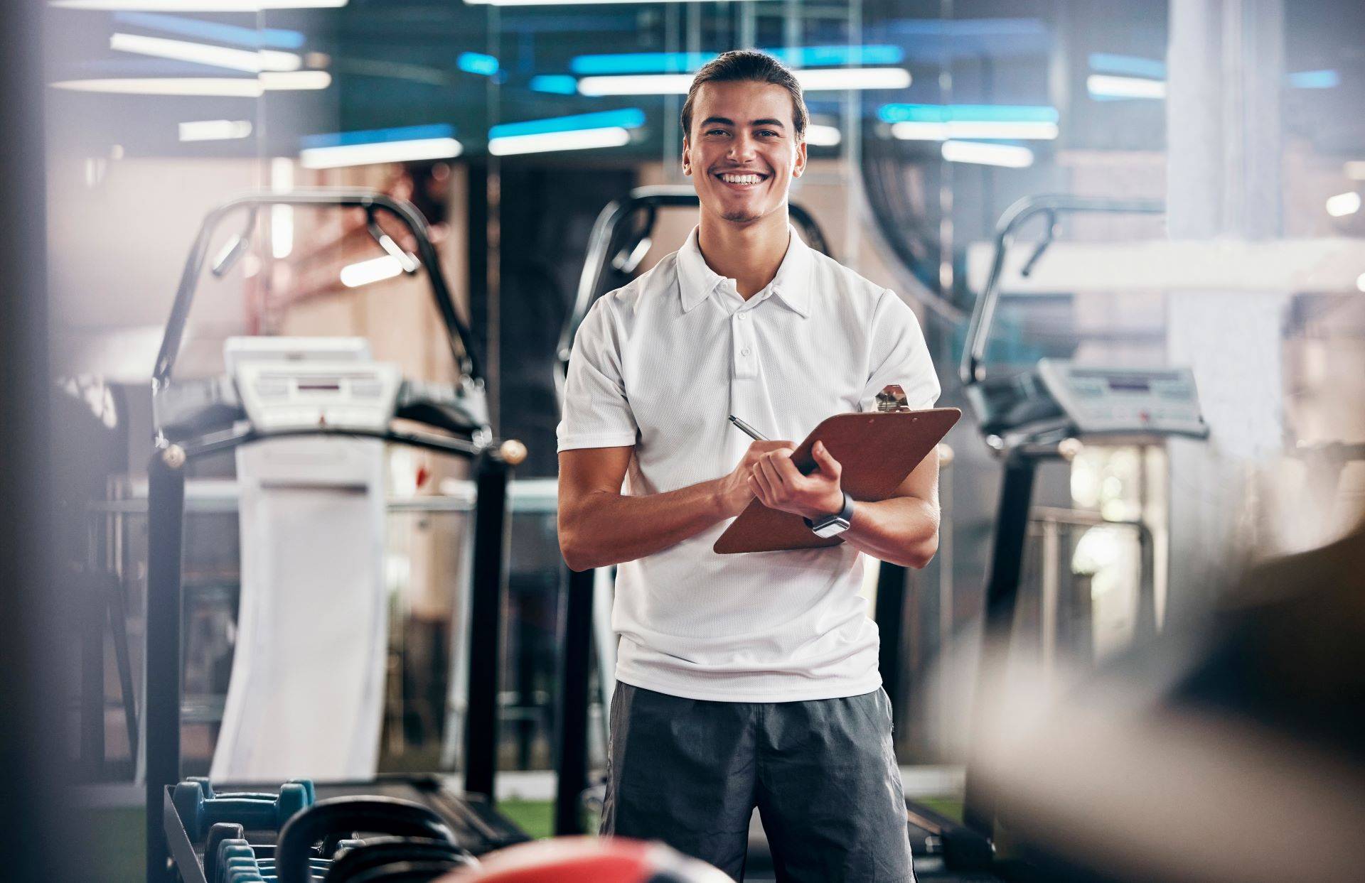 Ein Personal Trainer im Gym