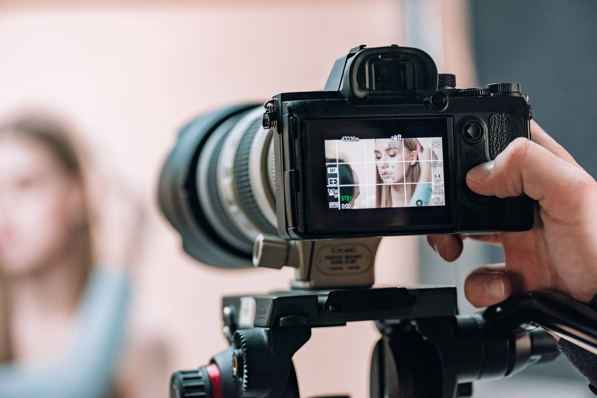 Negative digitalisieren mit Portraet im Kameradisplay