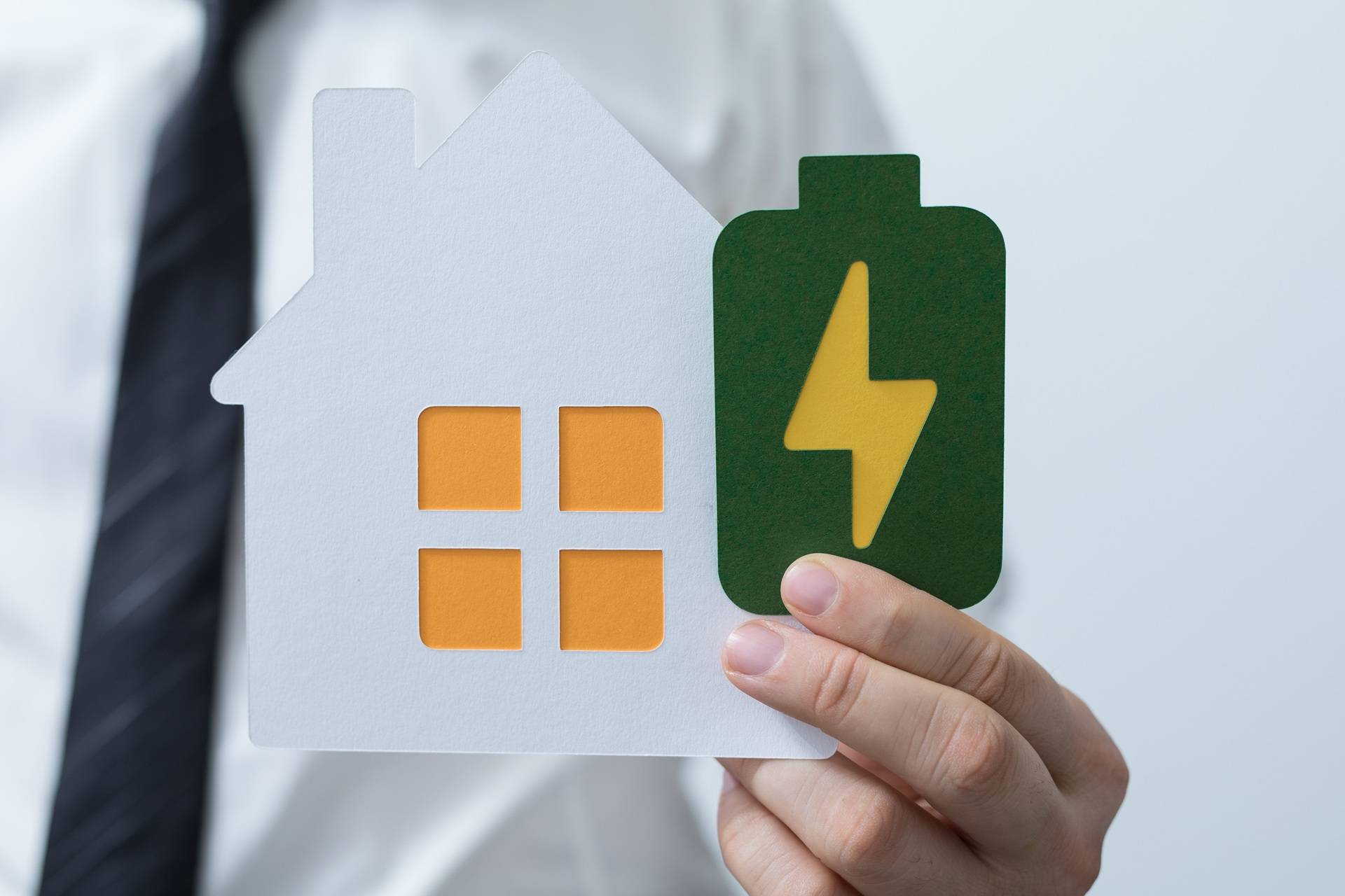 Haus und Batterie als Papiersymbole | Wechselrichter

