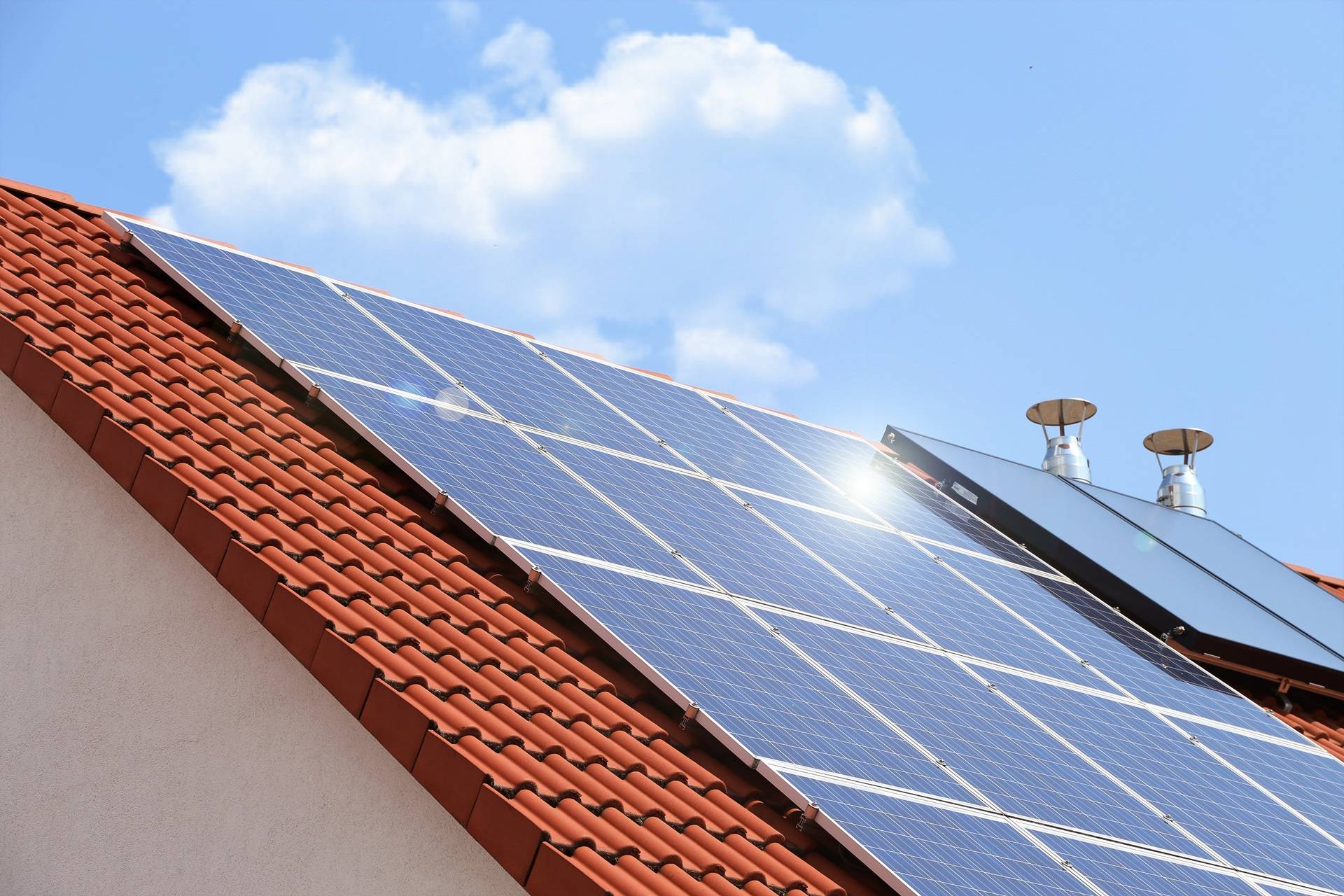 Solarmodule auf Hausdach bei Sonne | Wechselrichter