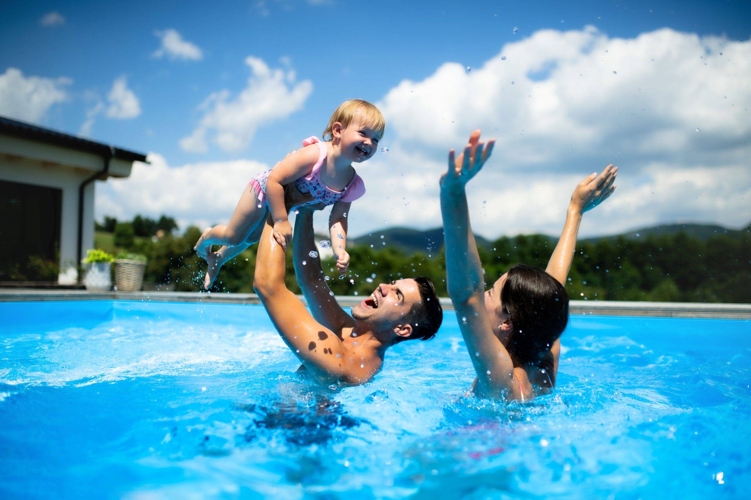 Pools kaufen: Familie mit Kleinkind genießt den Sommer im Gartenpool