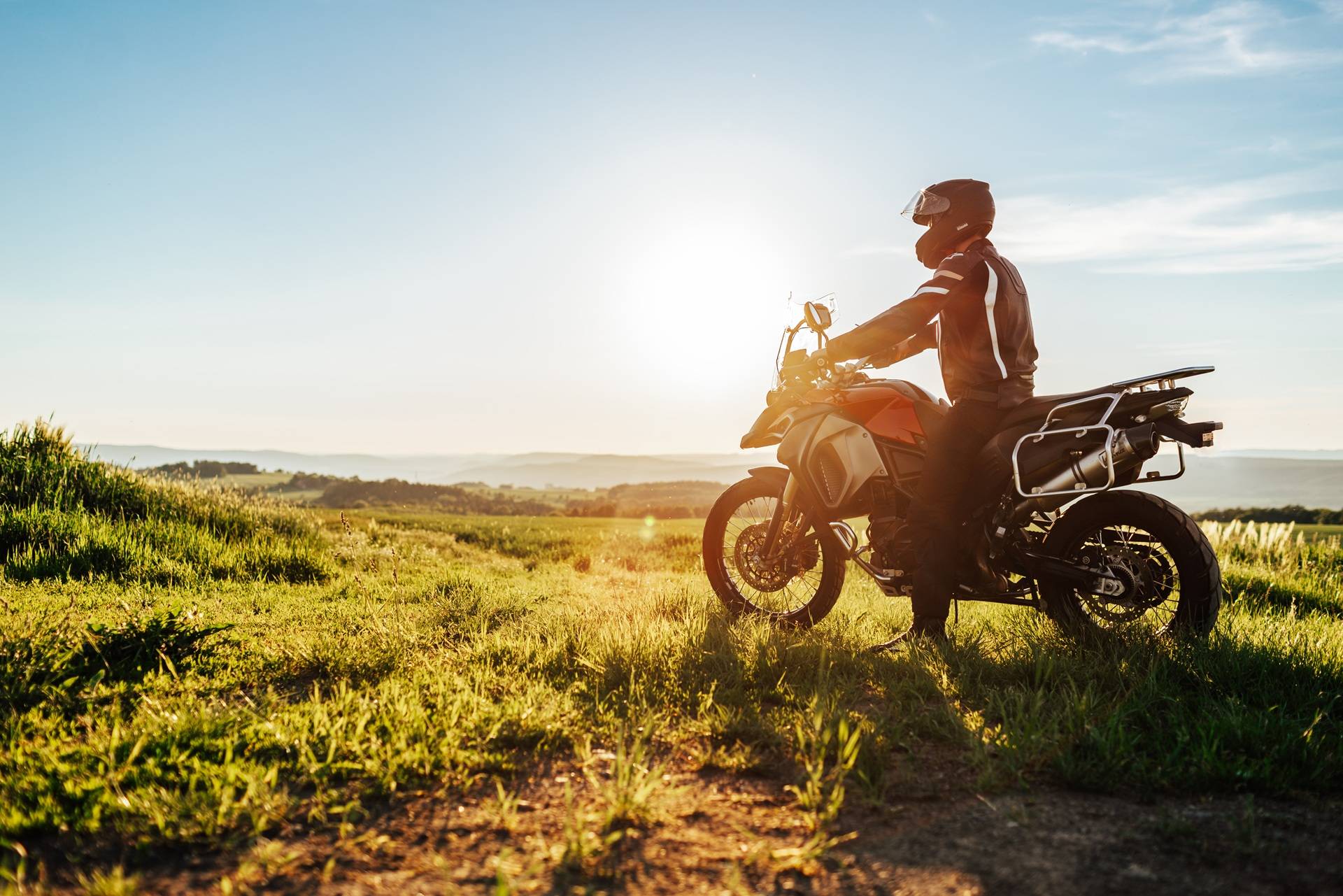 Motorradfahrer in Natur bei Sonnenuntergang | Tankrucksack

