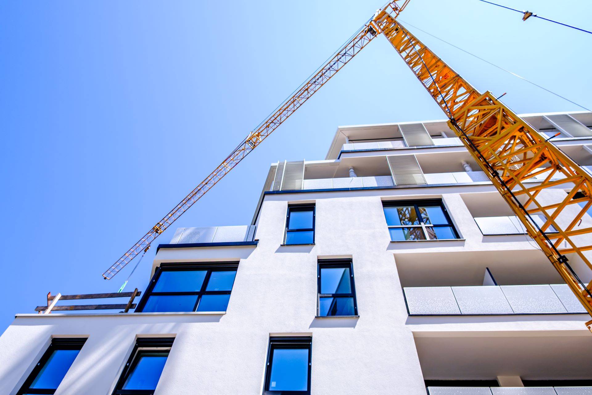 Moderne Bauprojekte mit effizientem Hebeeinsatz in der Stadt