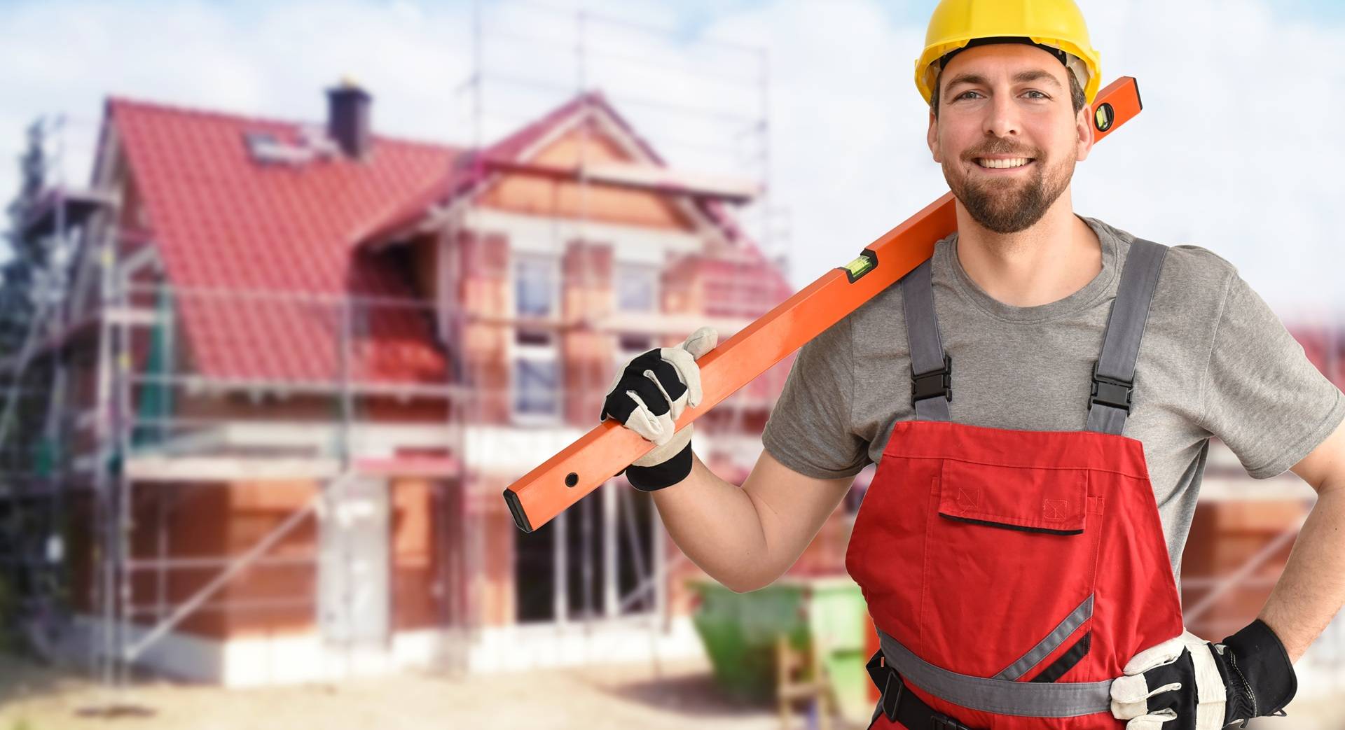 Handwerker mit Werkzeug vor Neubauprojekt | modulares Bauen

