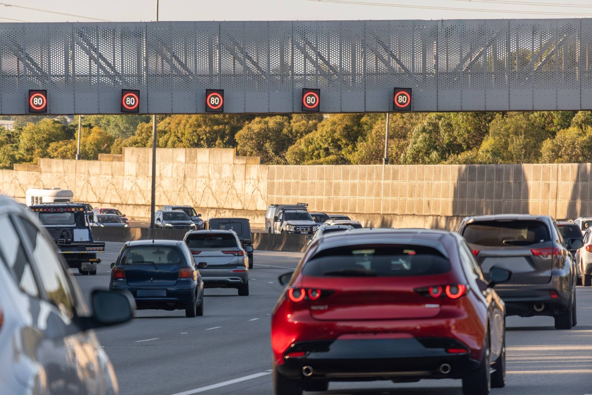 Autobahn mit Geschwindigkeitsanzeige | Straßenmarkierung