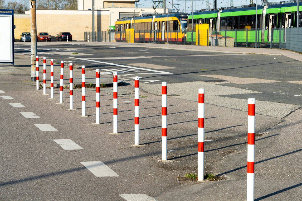 Absperrpfosten weiss-rot markiert zur Abgrenzung von Fussgaenger- und Fahrbereichen am Bahnhof