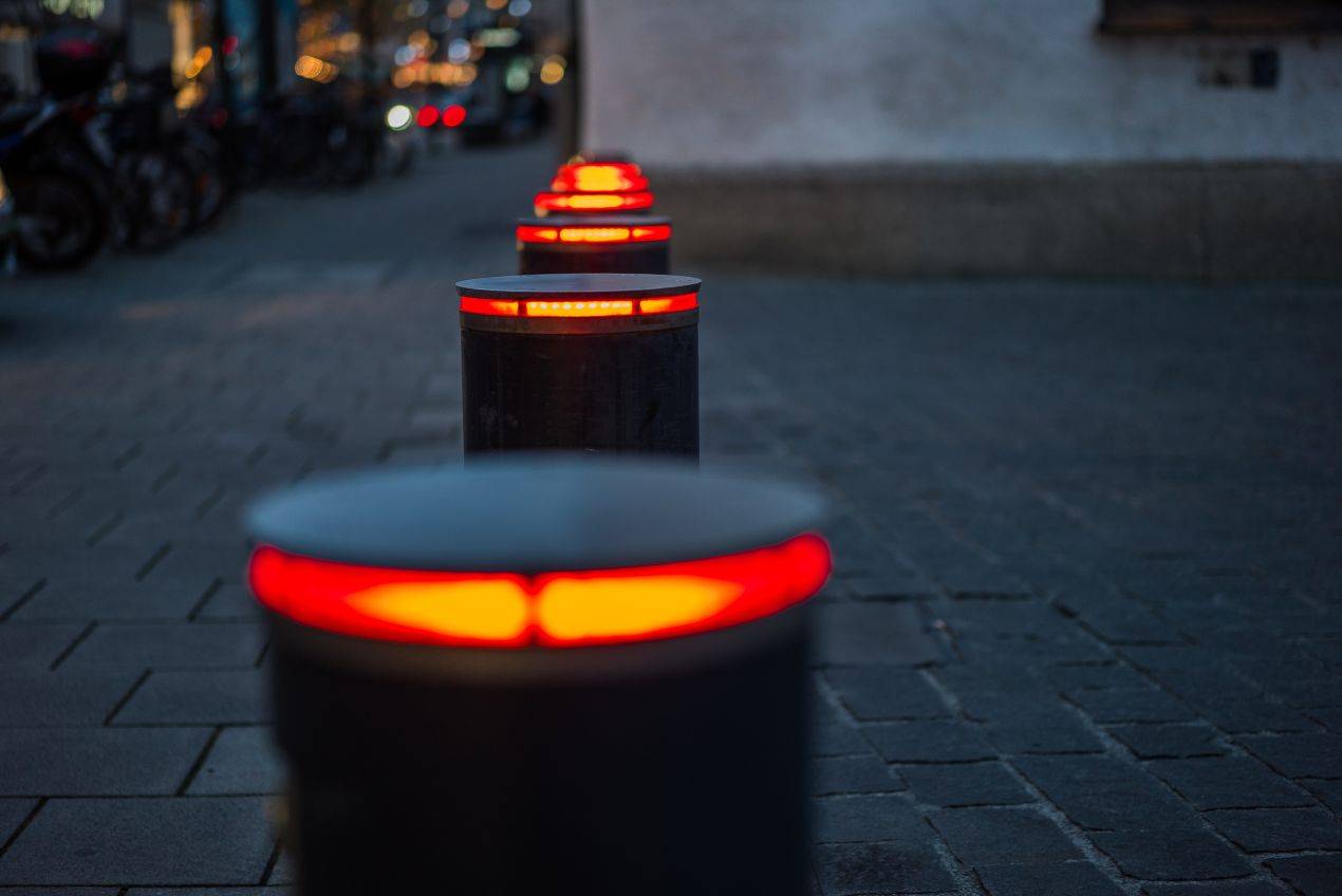 Absperrpfosten mit roter LED-Beleuchtung zur Zufahrtskontrolle in der Innenstadt bei Daemmerung