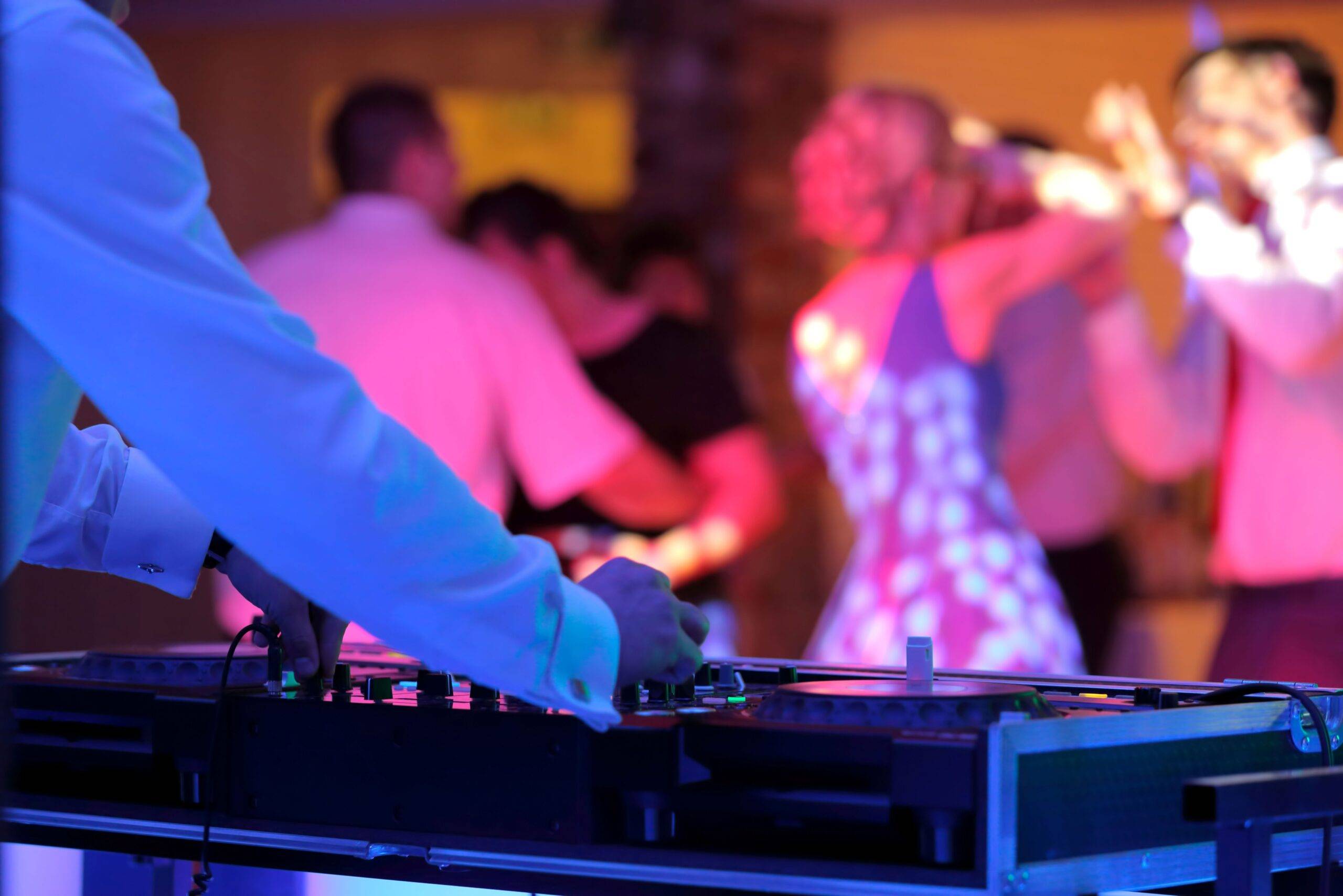 Hochzeits DJ Berlin legt live auf, während Gäste auf der Tanzfläche feiern