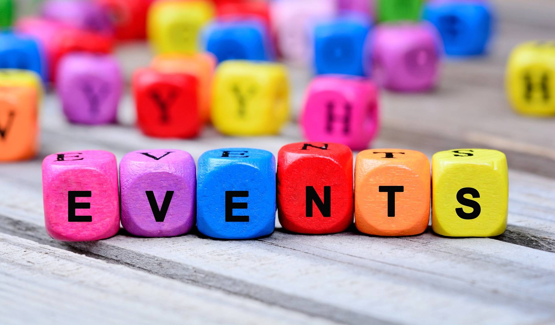 Bunte Holzbausteine mit Events-Schriftzug | Graffiti Künstler
