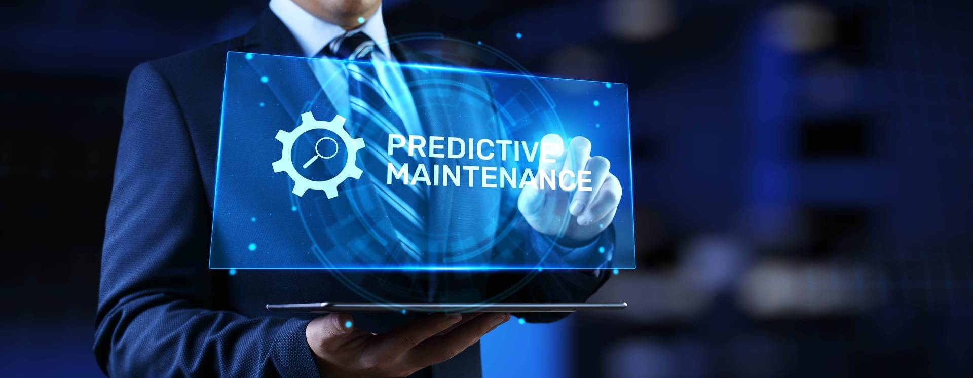 Businessmann bedient holografisches Wartungssystem | Predictive Maintenance