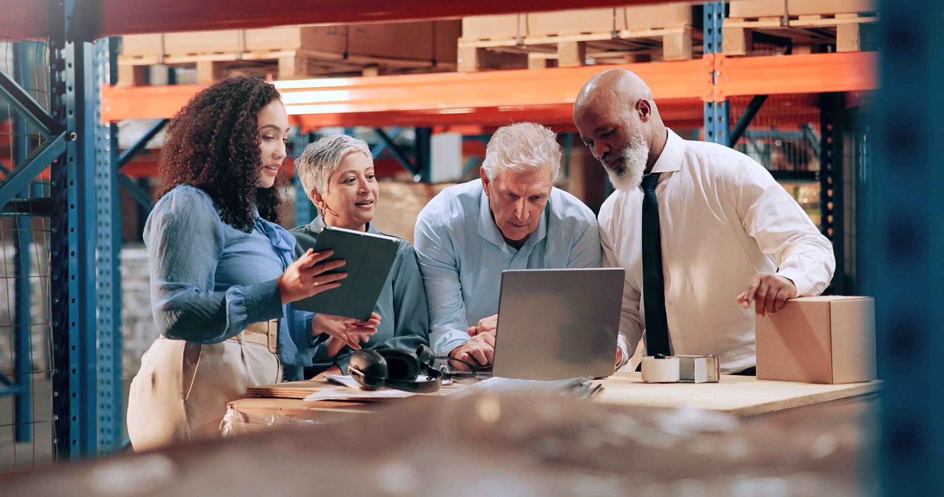 Team bespricht Logistikstrategie im Lagerbüro | Palettenwickler