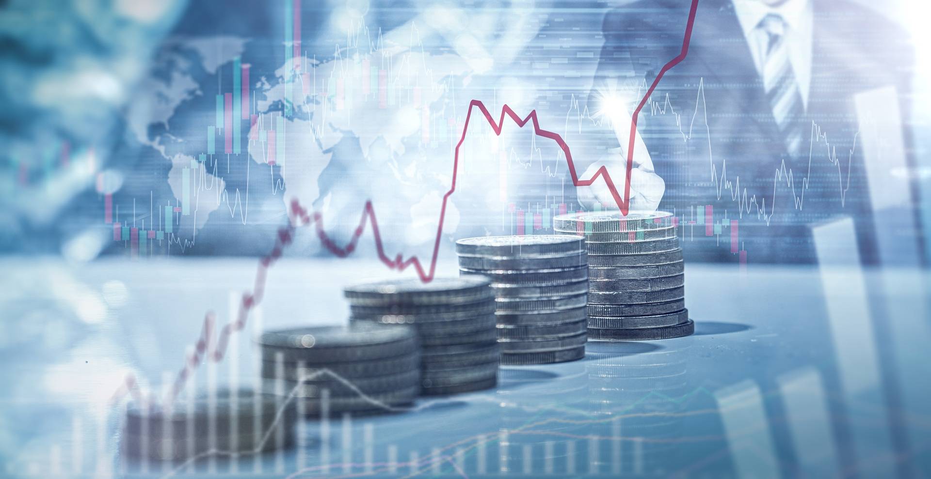 Münzstapel mit roter Kurslinie und Finanzdiagrammen | Heizölpreise Mannheim
